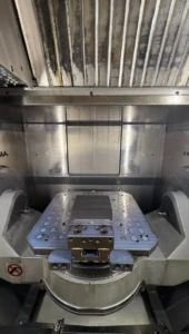 interno-del-centro-di-lavoro-verticale-a-5-assi-hermle-usato-modello-c40up